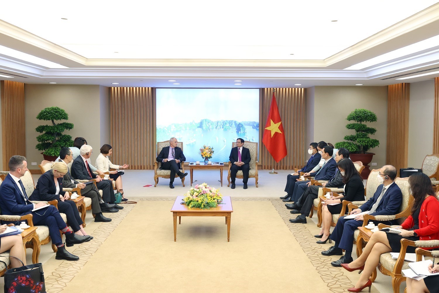 Le Premier ministre Pham Minh Chinh reçoit le président de l Université RMIT