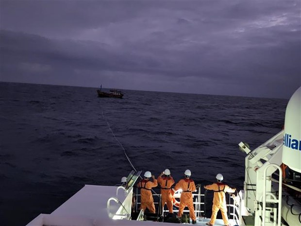 Da Nang un bateau de pêche en détresse remorqué en toute sécurité