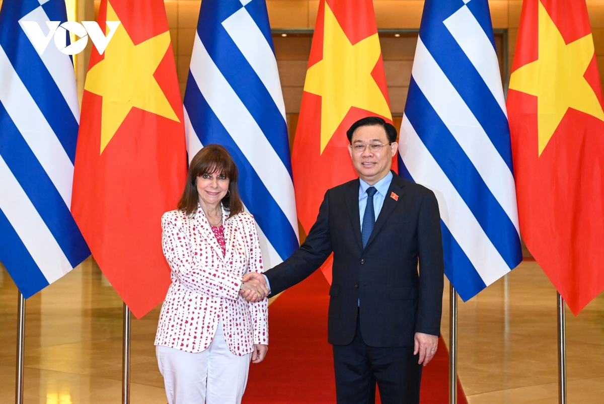 Le président de l AN Vuong Dinh Hue rencontre la présidente grecque