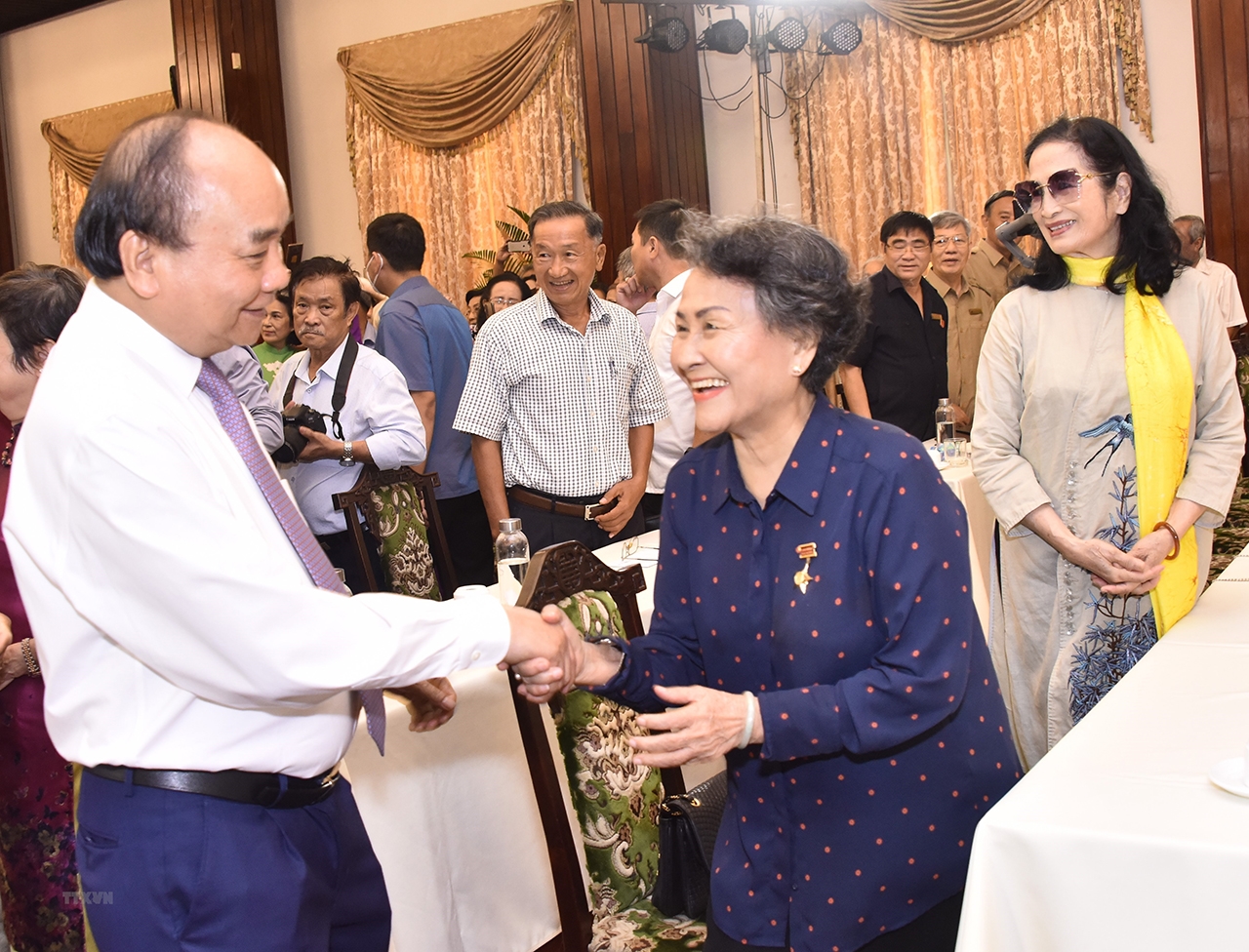 Le président Nguyên Xuân Phuc salue les anciens élèves du Sud dans le Nord