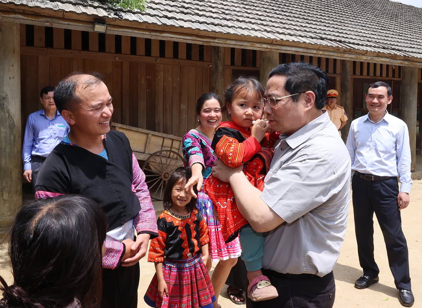 Le Premier ministre inspecte des ouvrages d infrastructure stratégiques à Hoa Binh et Son La