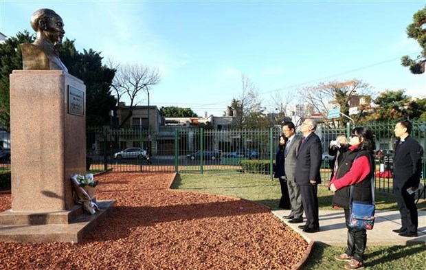 A la mémoire du Président Ho Chi Minh à l étranger