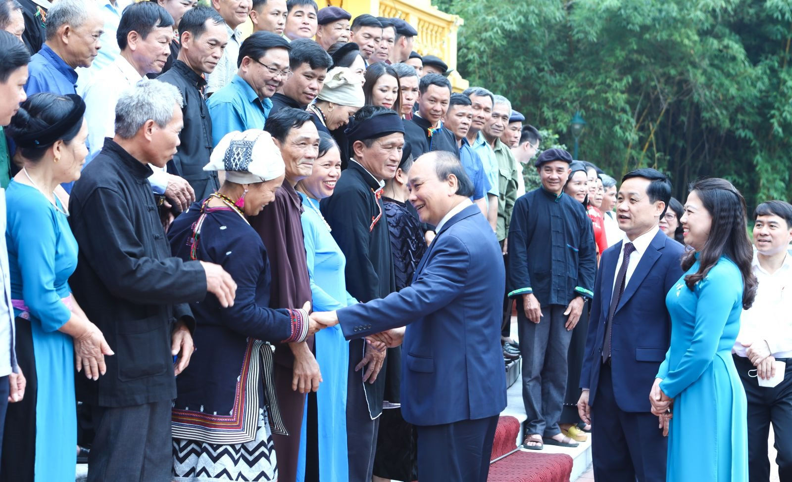 Le président Nguyên Xuân Phuc salue les minorités ethniques de prestige de Tuyên Quang