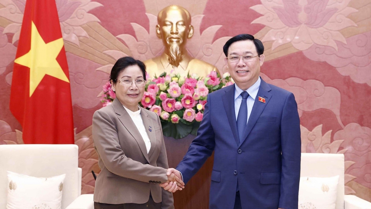 Le président de l AN Vuong Dinh Huê reçoit la présidente de la Cour populaire suprême du Laos