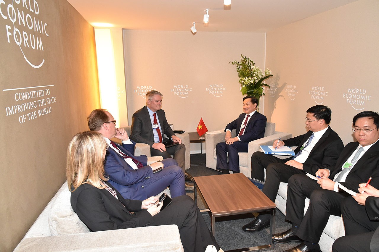 Le vice-Premier ministre Lê Minh Khai actif au WEF à Davos