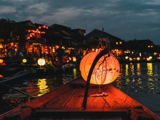 Touriste allemande  Hoi An la nuit est comme un dessin animé
