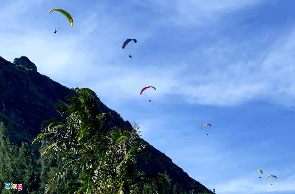 Le parapente attire des milliers de visiteurs à Ly Son