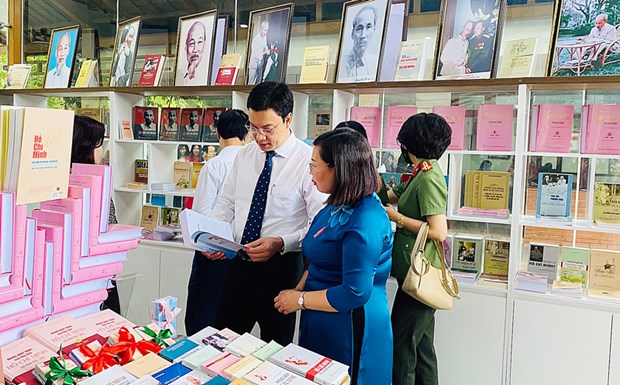 Inauguration d’une salle d’exposition de livres sur le Président Hô Chi Minh à Hanoï