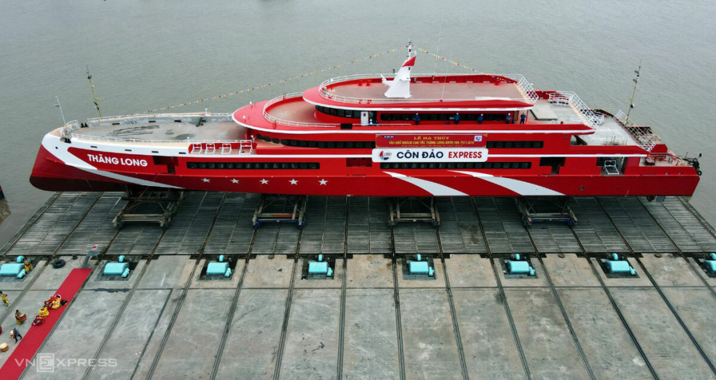 Mise à flot du navire à grande vitesse à simple coque le plus grand du Vietnam