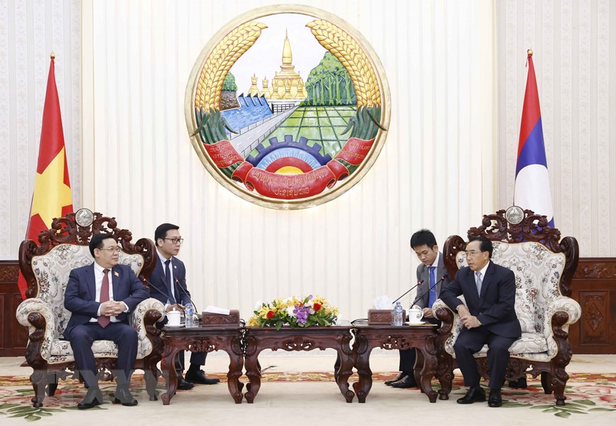Entrevue entre le président de l’Assemblée nationale du Vietnam et le Premier ministre du Laos