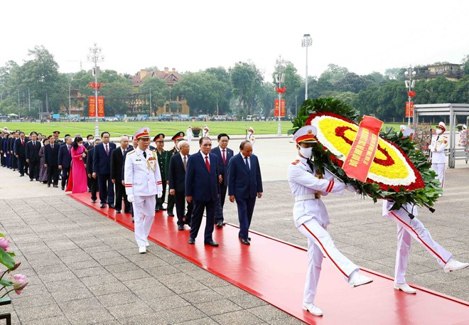 Des dirigeants rendent hommage au Président Ho Chi Minh à l’occasion de son 132e anniversaire