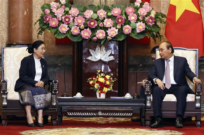 Le président vietnamien reçoit la présidente de la Cour populaire suprême du Laos