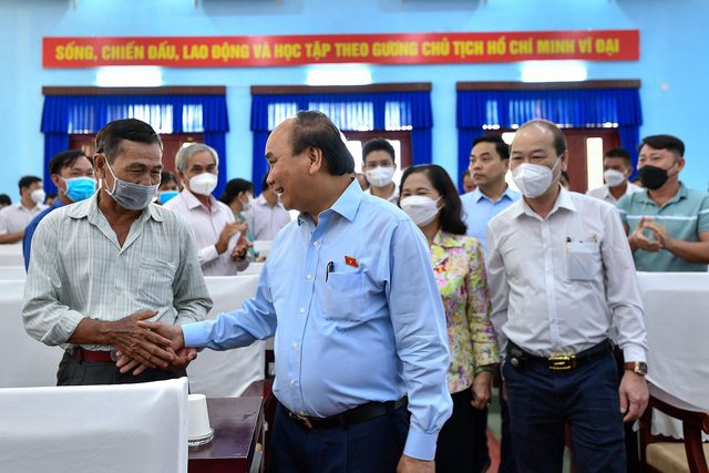 Le président Nguyen Xuan Phuc rencontre des électeurs de Ho Chi Minh-Ville