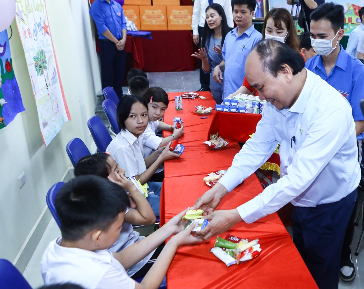 Le président Nguyen Xuan Phuc se rend au Centre de soins aux enfants handicapés de Hanoï