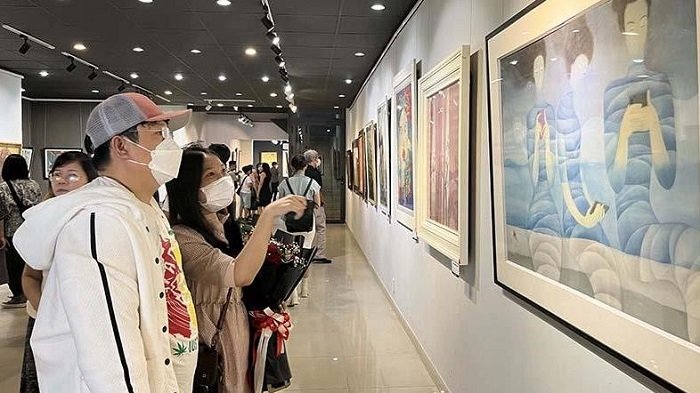 Exposition de peintures sur soie à Ho Chi Minh-Ville