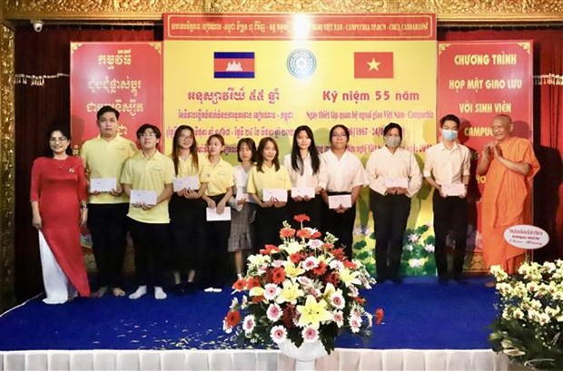 Remise de bourses d études à des étudiants cambodgiens à Ho Chi Minh-Ville