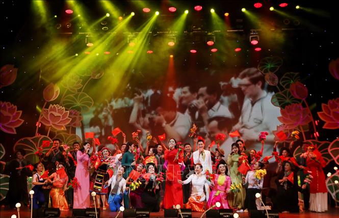 Spectacle louant le Président Ho Chi Minh dans la mégapole du Sud