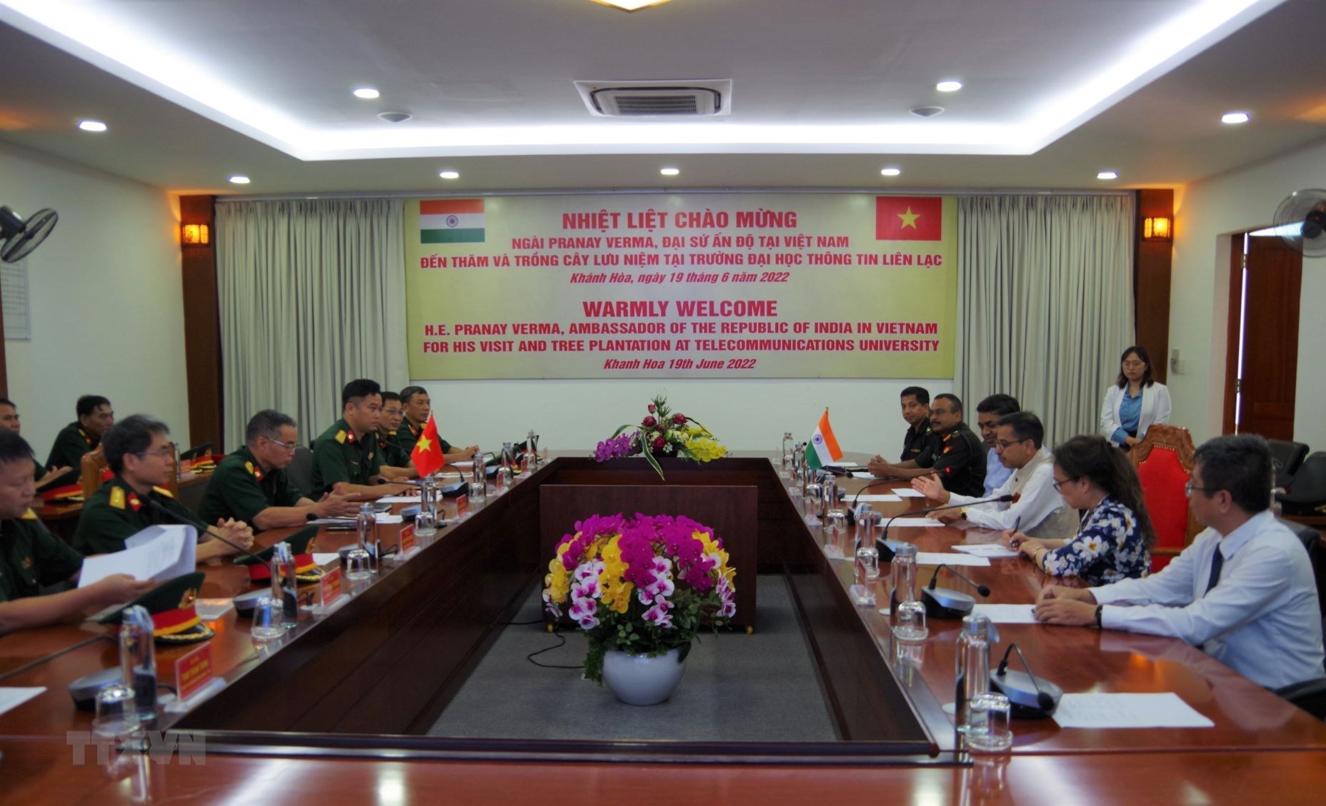 L ambassadeur de l Inde visite l Université d’officiels d’information de Khanh Hoa