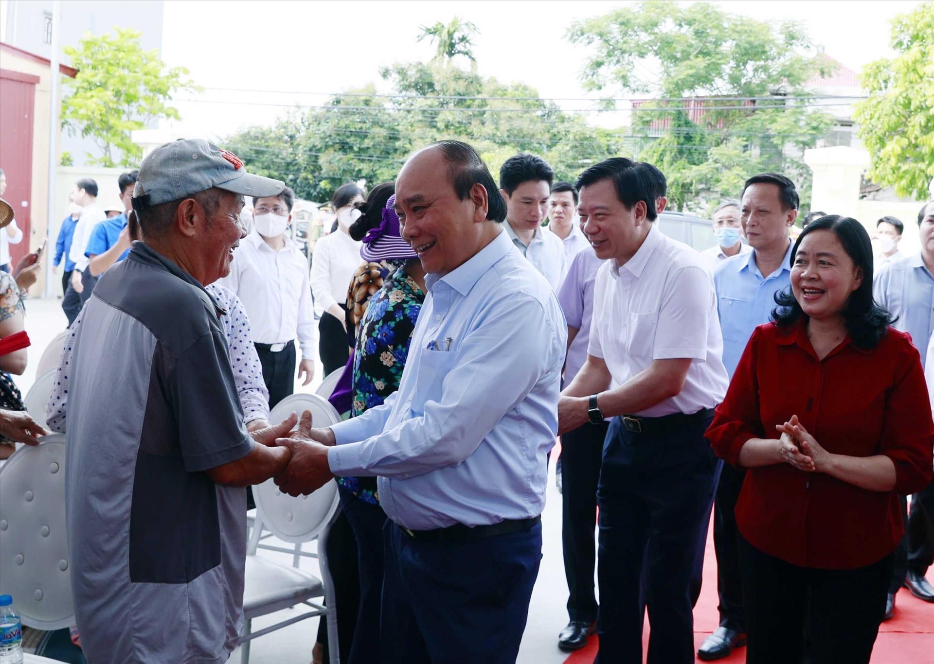 Le président Nguyen Xuan Phuc rend visite à des personnes âgées à Hai Duong
