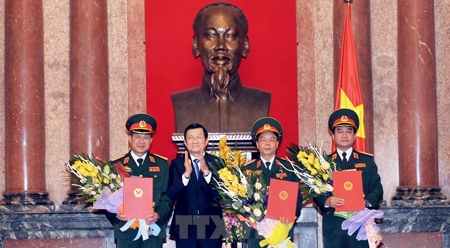 国家主席张晋创向三位中将颁发晋升上将军衔的决定