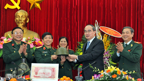 阮善仁同志走访越南军事历史博物馆