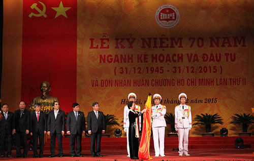 计划投资部纪念本部门传统日七十周年