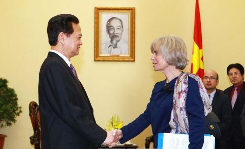 越南政府总理阮晋勇会见法国国民议会外事委员会主席伊丽莎白•吉古