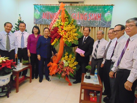 何氏洁同志向胡志明市天主教和福音教信教群众致以圣诞节祝福