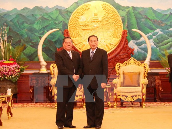 老挝党和国家领导人会见越南高级代表团