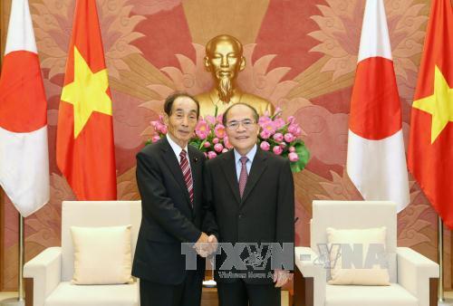 国会主席阮生雄会见日本参议院副议长舆石东