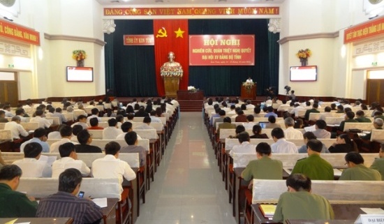 昆嵩省委贯彻本省第十五次党代会决议