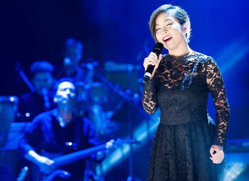 喜迎第九届全国爱国竞赛大会的文艺晚会在河内举行