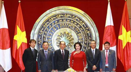 国会副主席阮氏金银同日本参议院副议长舆石东举行会谈