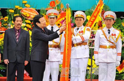 国家主席张晋创向越南当代艺术剧院授予“劳动英雄”称号