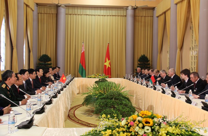 国家主席张晋创同白俄罗斯总统卢卡申科举行会谈