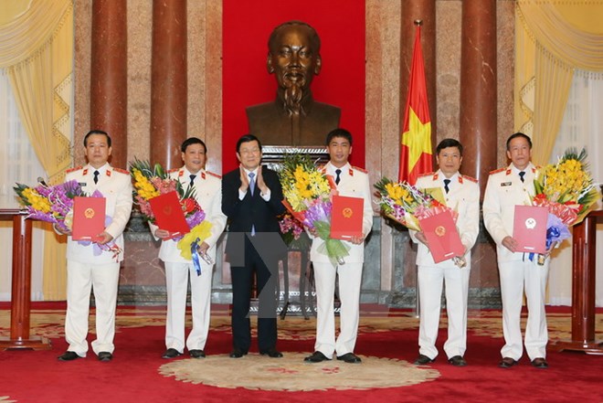 国家主席张晋创向最高人民检察院新任检察员颁发任命书