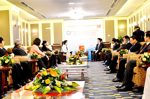 广宁省领导礼节性会见中国广西壮族自治区政协副主席磨长英