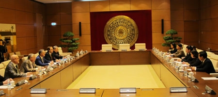 越南和俄罗斯两个友好议员小组加强合作