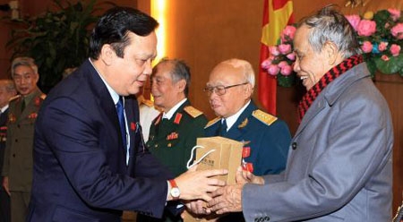 越南国会副主席黄玉山会见首都团老战士