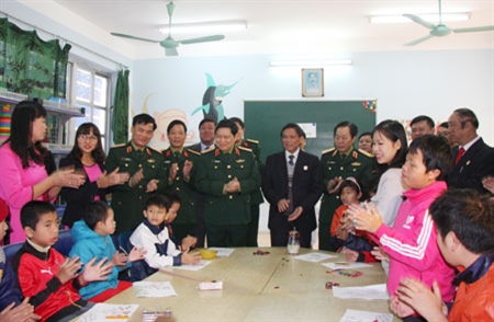 越南人民军总政治局主任吴春历大将走访慰问友谊村
