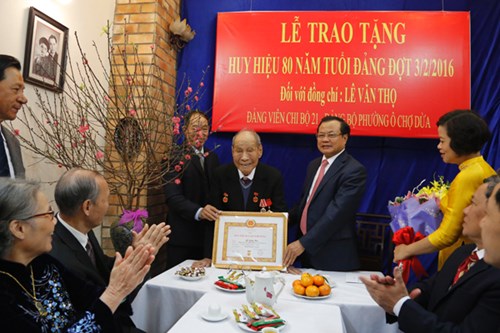 范光毅同志向革命老战士黎文寿授予80年党龄徽章