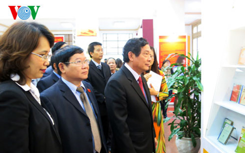 《越南共产党历届大会》资料和图书展今日开展