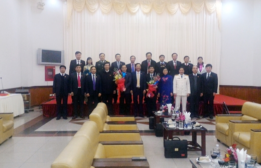 广宁省党组织代表团祝贺武鸿青和黎光松同志当选第十二届中央委员会委员