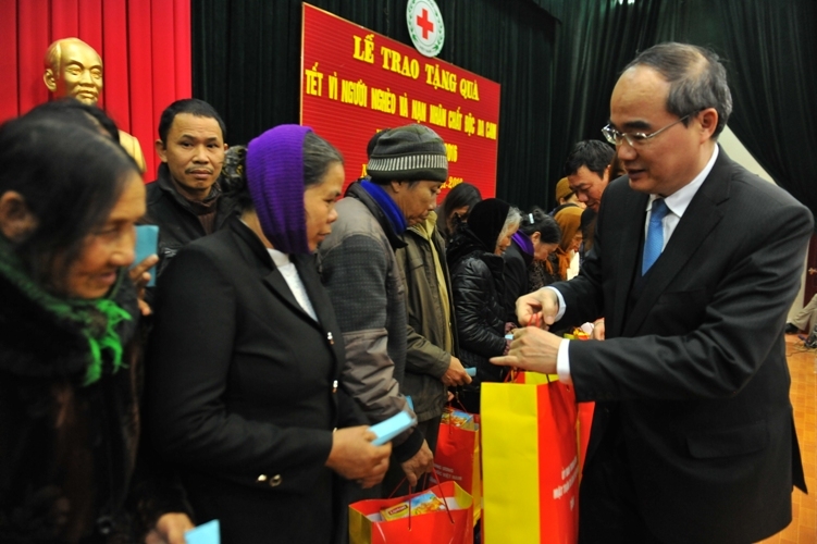 越南祖国阵线中央委员会主席阮善仁春节前夕走访南定省