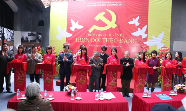 “一辈子跟随党”资料图片展在河内开展