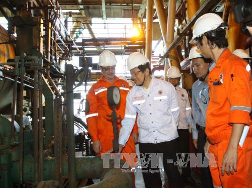 国家主席张晋创向越俄油气联营公司工作人员拜年