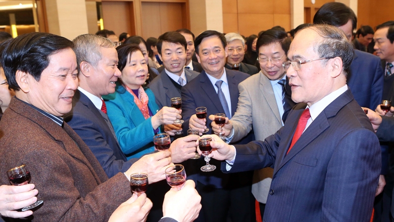 越南国会主席阮生雄向国会代表和国会办公厅工作人员拜年