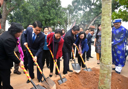 越南国会副主席阮氏金银视察河内市福寿县