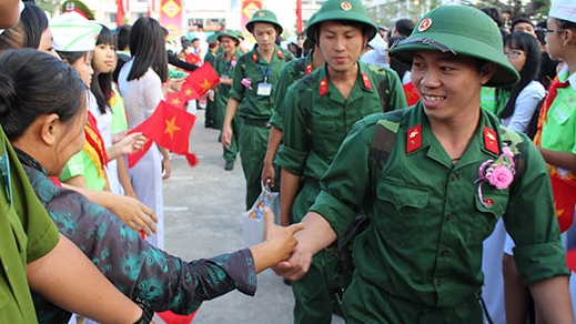 越南各地继续举行2016年新兵交接欢送仪式