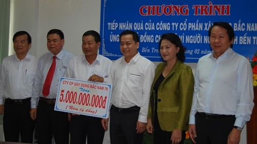 越南国会副主席阮氏金银向槟椥省优抚家庭和贫困户赠送礼物